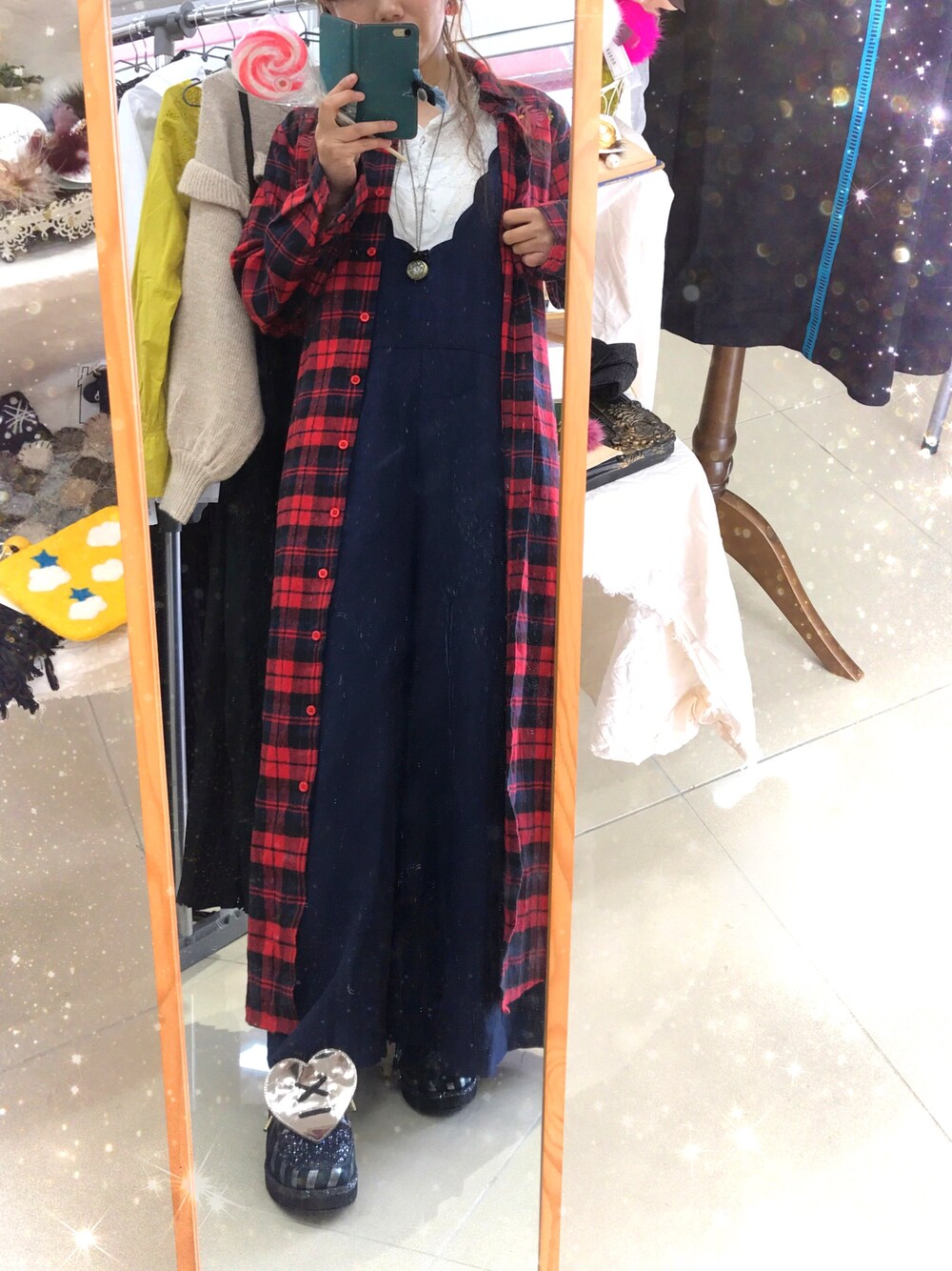 「秋のコーデ、大人カジュアル、merlot、merlotplus、おしゃれさんと繋がりたい、古着、サロペット、過保護のカホコ」｜「merlot plusのスカラップサロペット5942（サロペット/オーバーオール、ブルー系）」を使った、ラパポムさん（レディース・154cm）の秋コーディネートの1枚目の写真