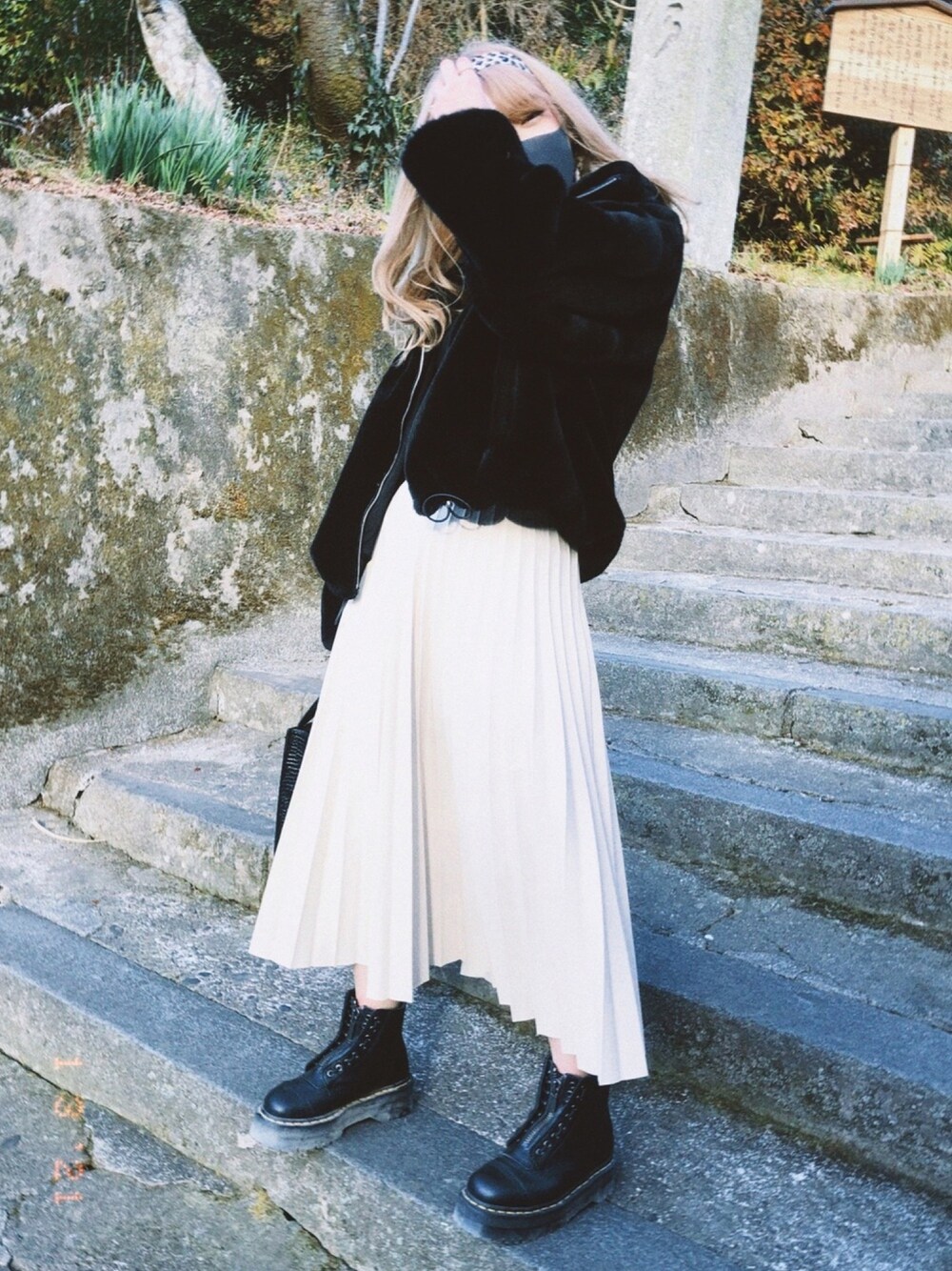 「スカート、ドクターマーチン、休日スタイル、あったかコーデ、ootd、おしゃれさんと繋がりたい、モノトーンコーデ」｜「UNE MANSIONのレザープリーツスカート（スカート、ホワイト系）」を使った、みずきさん（レディース・153cm）の冬コーディネートの1枚目の写真