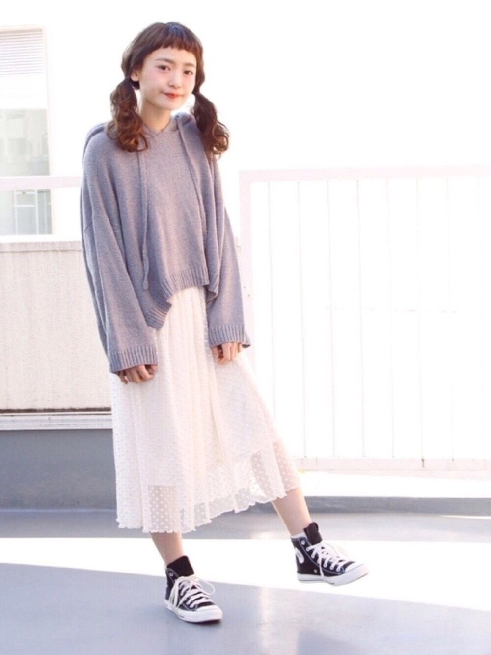 グレー系のTシャツ/カットソー、ホワイト系のスカートを着用したレディースの冬コーディネートの1枚目の写真