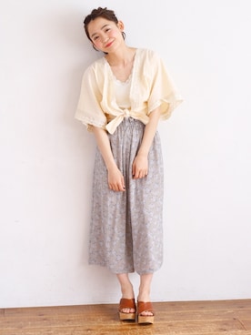 「花柄パンツ」｜「アイテム（サンダル）」を使った、Crispさん（レディース・157cm）の春コーディネート