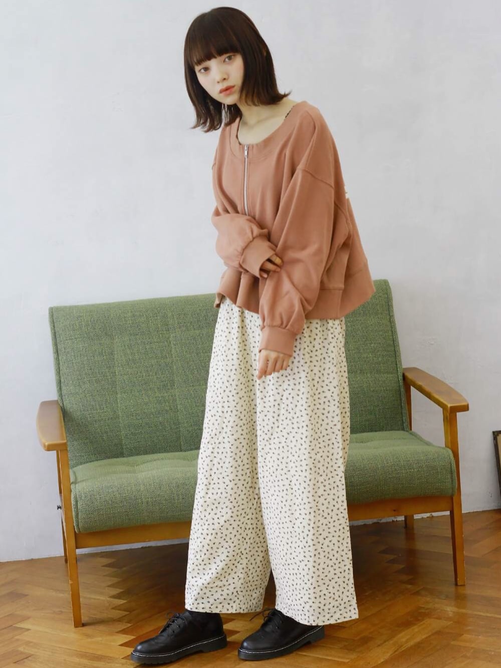 ブラウン系のスウェット、ホワイト系のその他パンツ、ブラック系のその他シューズを着用したレディースの秋コーディネートの1枚目の写真