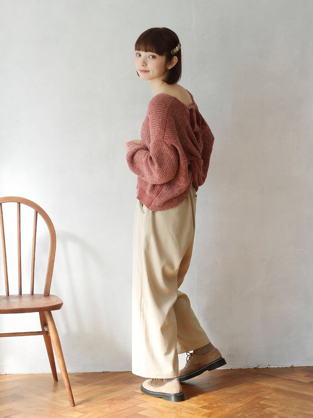 「シンプル、冬コーデ、バックリボン、白パンツ、Crisp、肌見せ、ピンクニット、クリスプ、オトナ女子、バックコンシャス」｜「Crispのバックリボンクロスニット（ニット/セーター、ピンク系）」を使った、Crispさん（レディース・158cm）の冬コーディネートの1枚目の写真