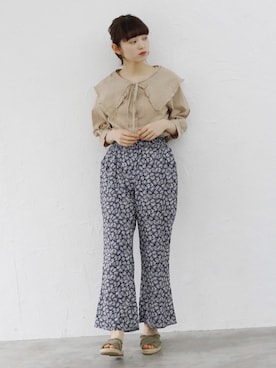 「花柄パンツ」｜「アイテム（サンダル）」を使った、Crispさん（レディース・158cm）の春コーディネート