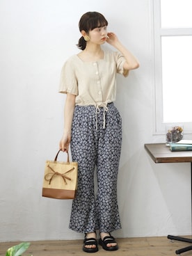 「花柄パンツ」｜「アイテム（サンダル）」を使った、Crispさん（レディース・158cm）の春コーディネート