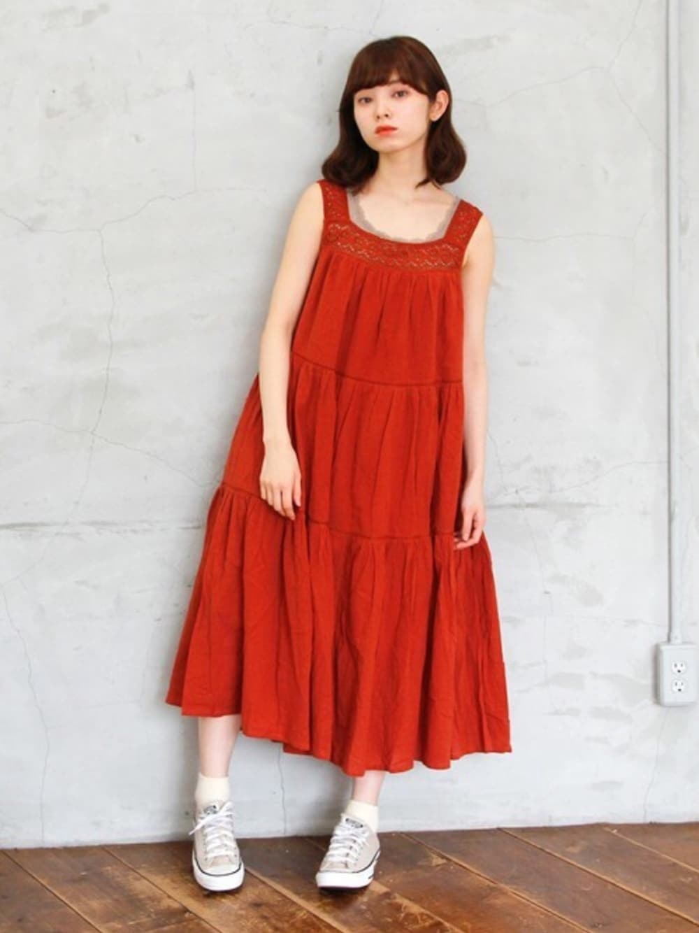 ブラウン系のタンクトップ、レッド系のワンピースを着用したレディースの夏コーディネートの1枚目の写真