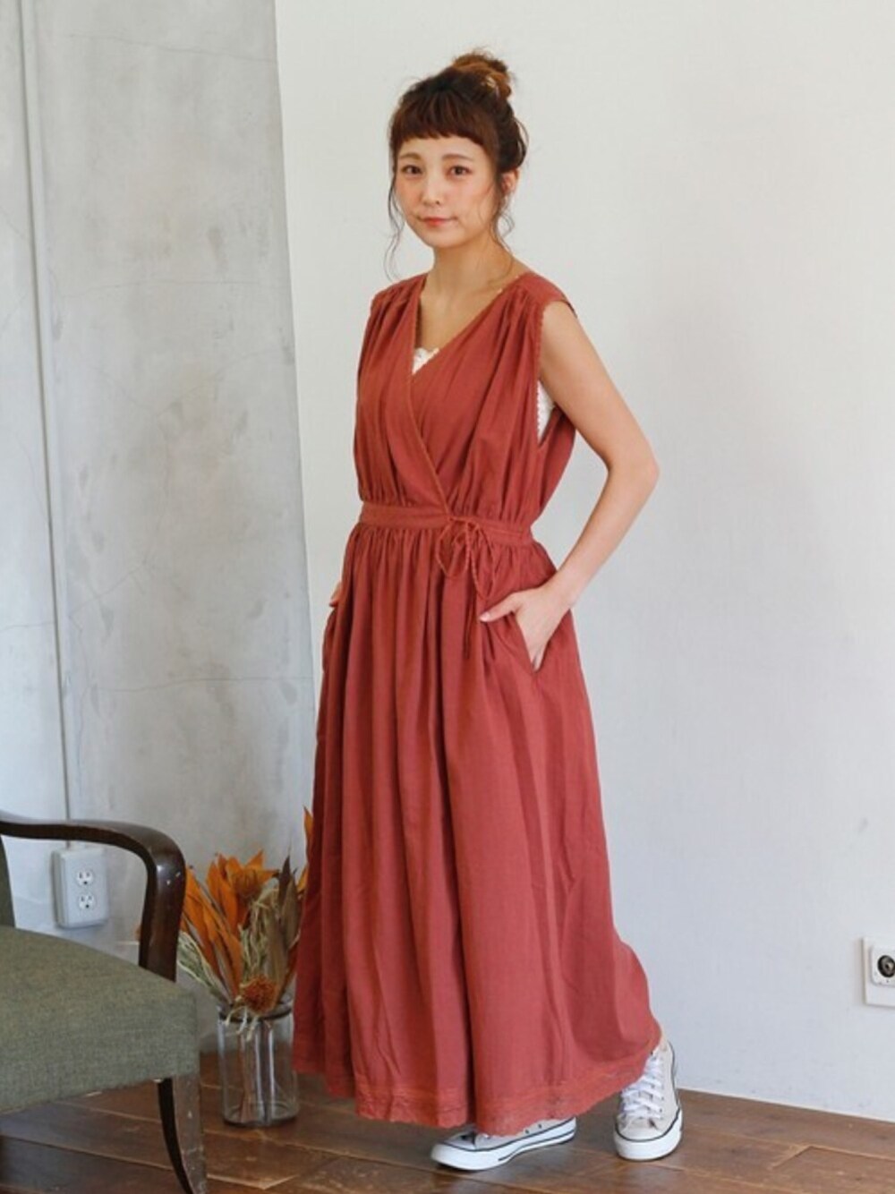 ホワイト系のキャミソール、ブラウン系のワンピースを着用したレディースの夏コーディネートの1枚目の写真