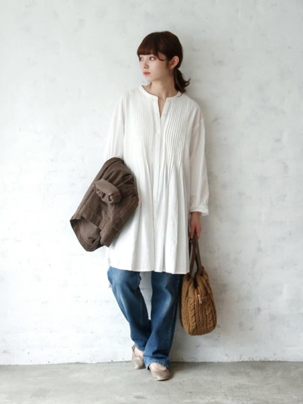 ホワイト系のシャツ/ブラウス、ブラウン系のテーラードジャケット、ベージュ系のパンプスを着用したレディースの秋コーディネートの1枚目の写真