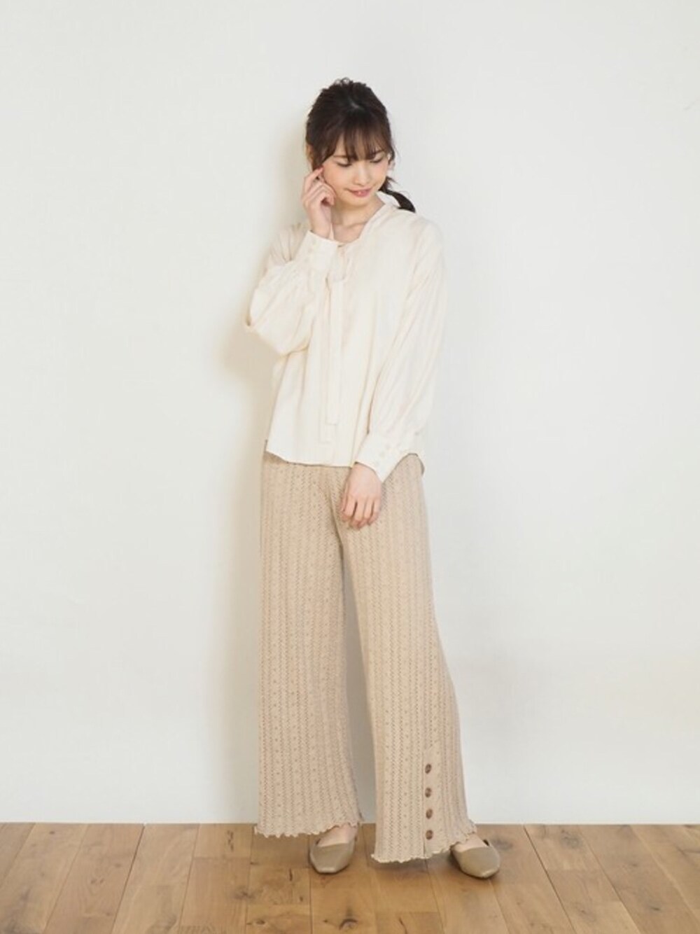 ベージュ系のその他パンツ、ベージュ系のシャツ/ブラウスを着用したレディースの春コーディネートの1枚目の写真