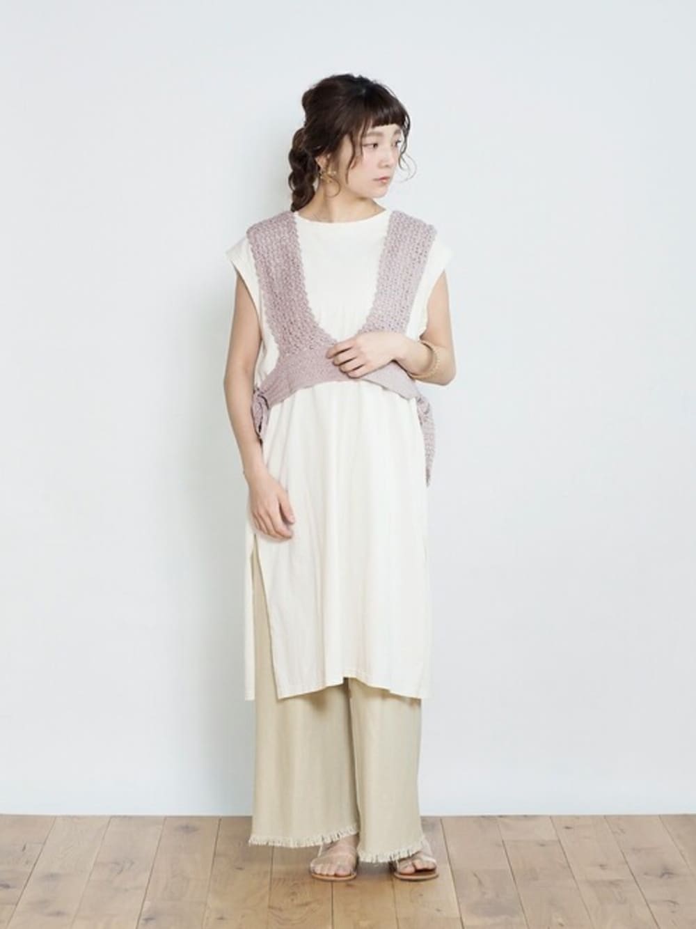 ベージュ系のTシャツ/カットソー、パープル系のベスト、ベージュ系のその他パンツを着用したレディースの春コーディネートの1枚目の写真