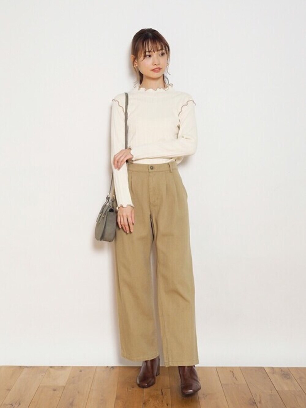 ベージュ系のTシャツ/カットソー、ベージュ系のその他パンツ、グレー系のショルダーバッグを着用したレディースの秋コーディネートの1枚目の写真