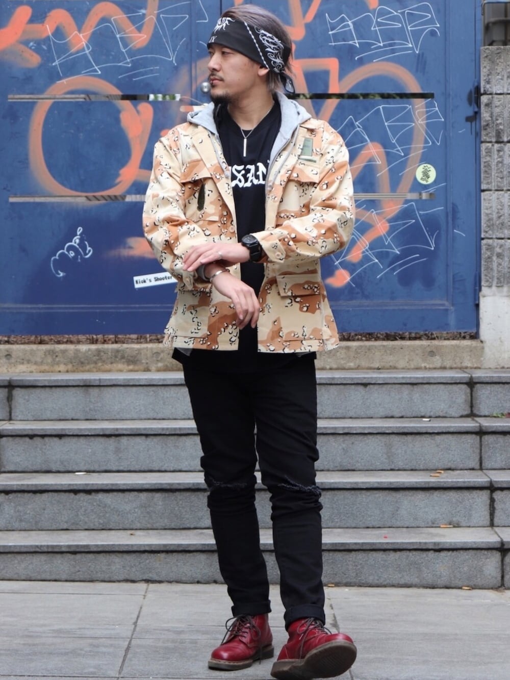 ブラック系のデニムパンツ、レッド系のブーツ、ブラック系のTシャツ/カットソーを着用したメンズの冬コーディネートの1枚目の写真