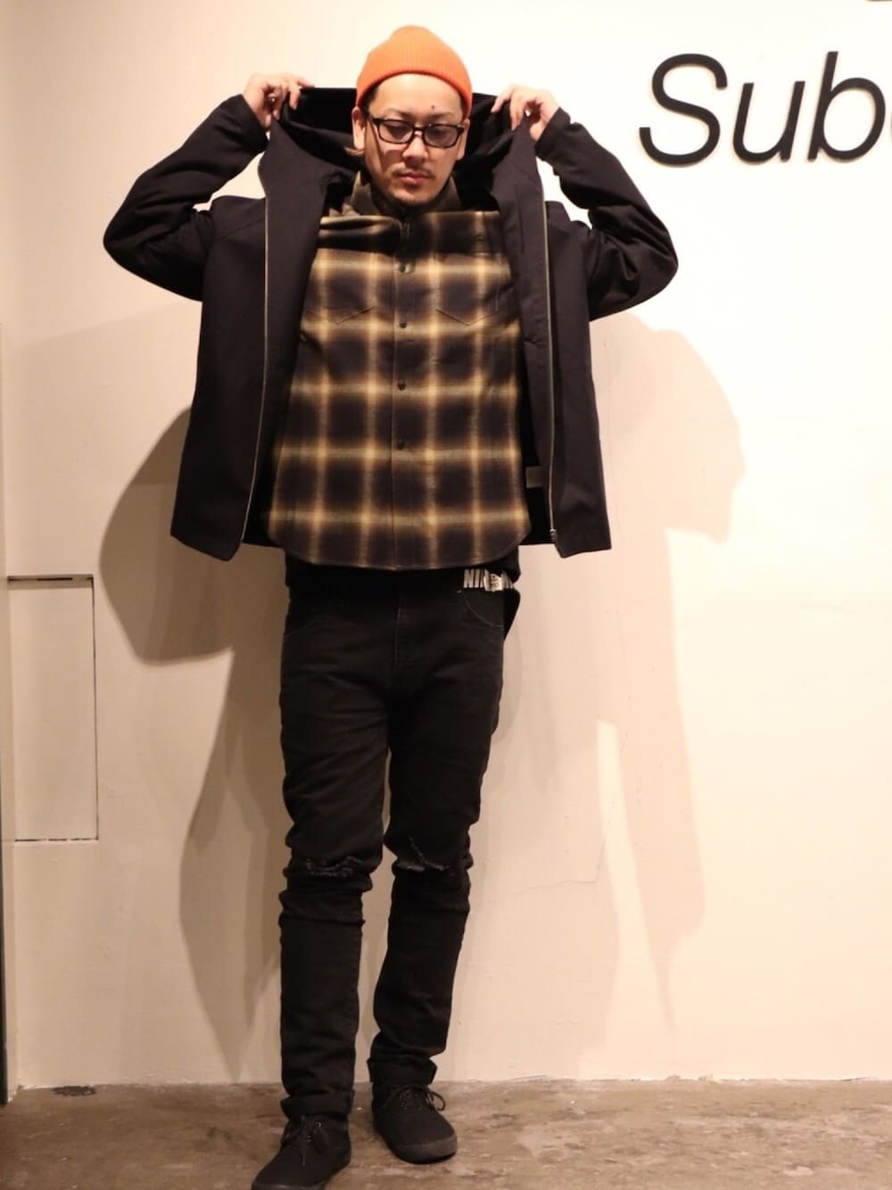 ブラウン系のトップス、ブラック系のブルゾン、ブラック系のデニムパンツを着用したメンズの春コーディネートの1枚目の写真