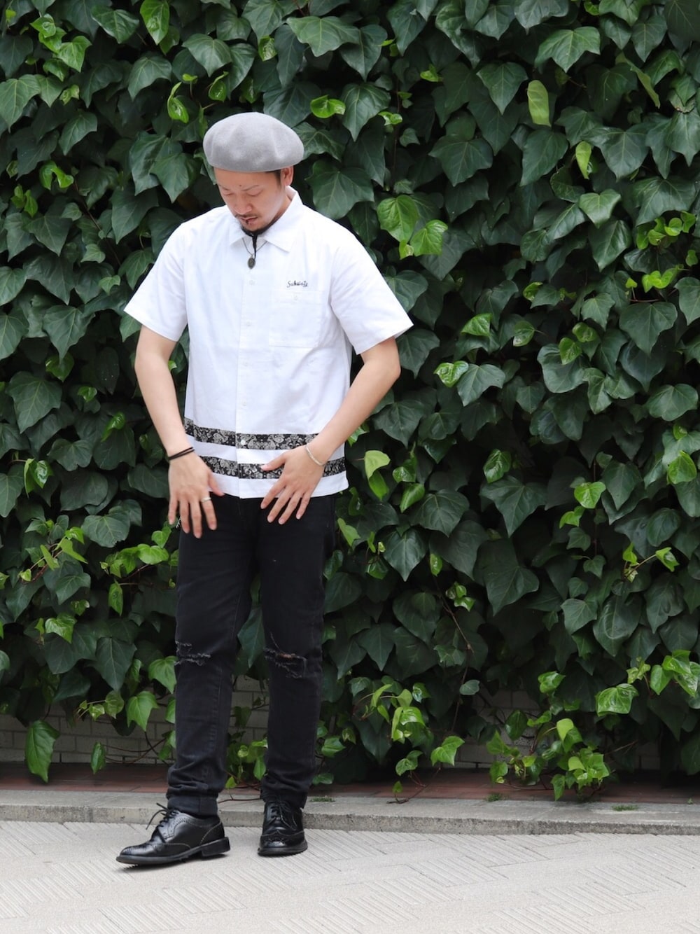 ブラック系のデニムパンツ、ブラック系のドレスシューズ、ホワイト系のシャツ/ブラウスを着用したメンズの春コーディネートの1枚目の写真