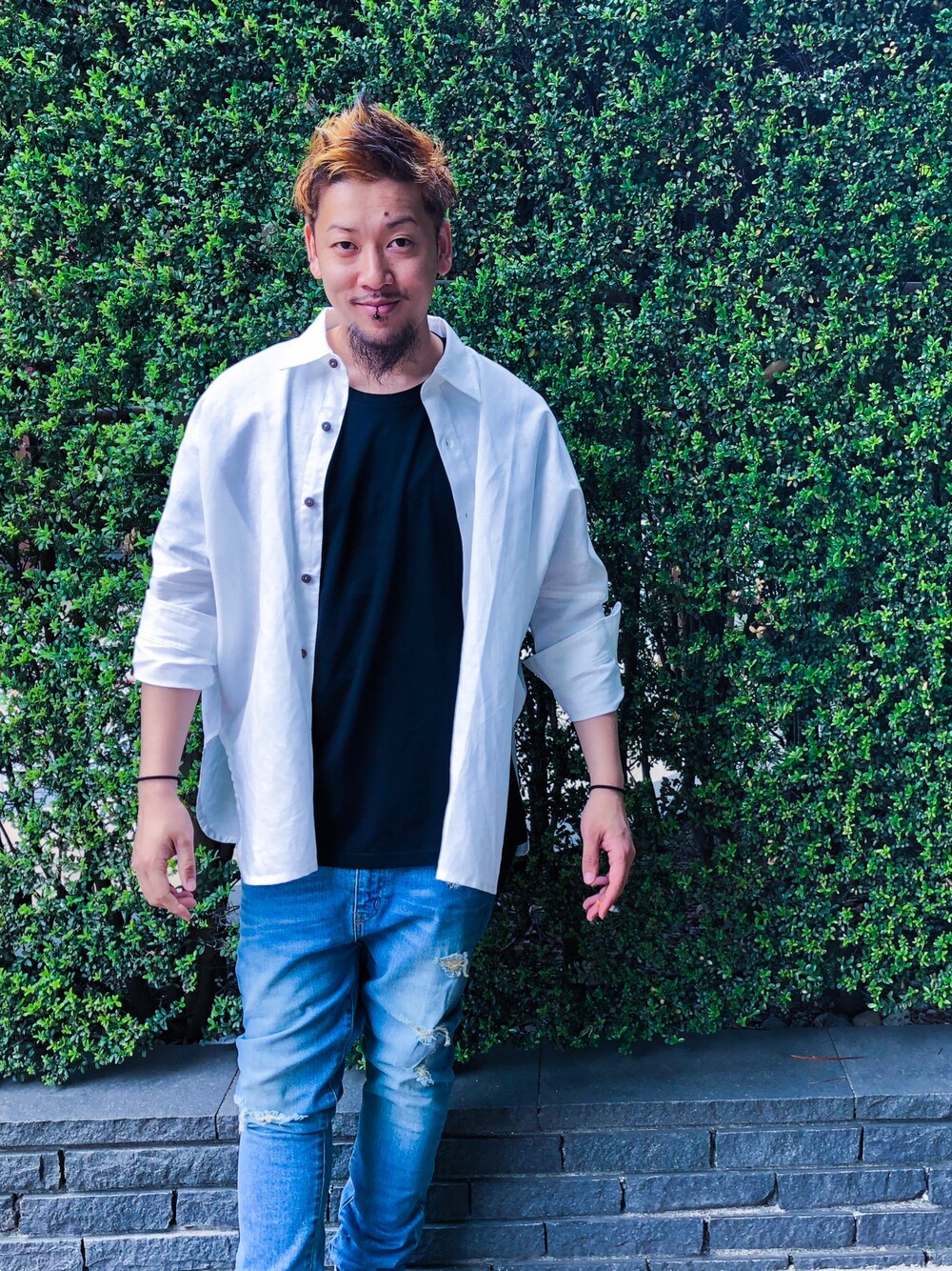 ブルー系のデニムパンツ、ホワイト系のトップスを着用したメンズの春コーディネートの1枚目の写真