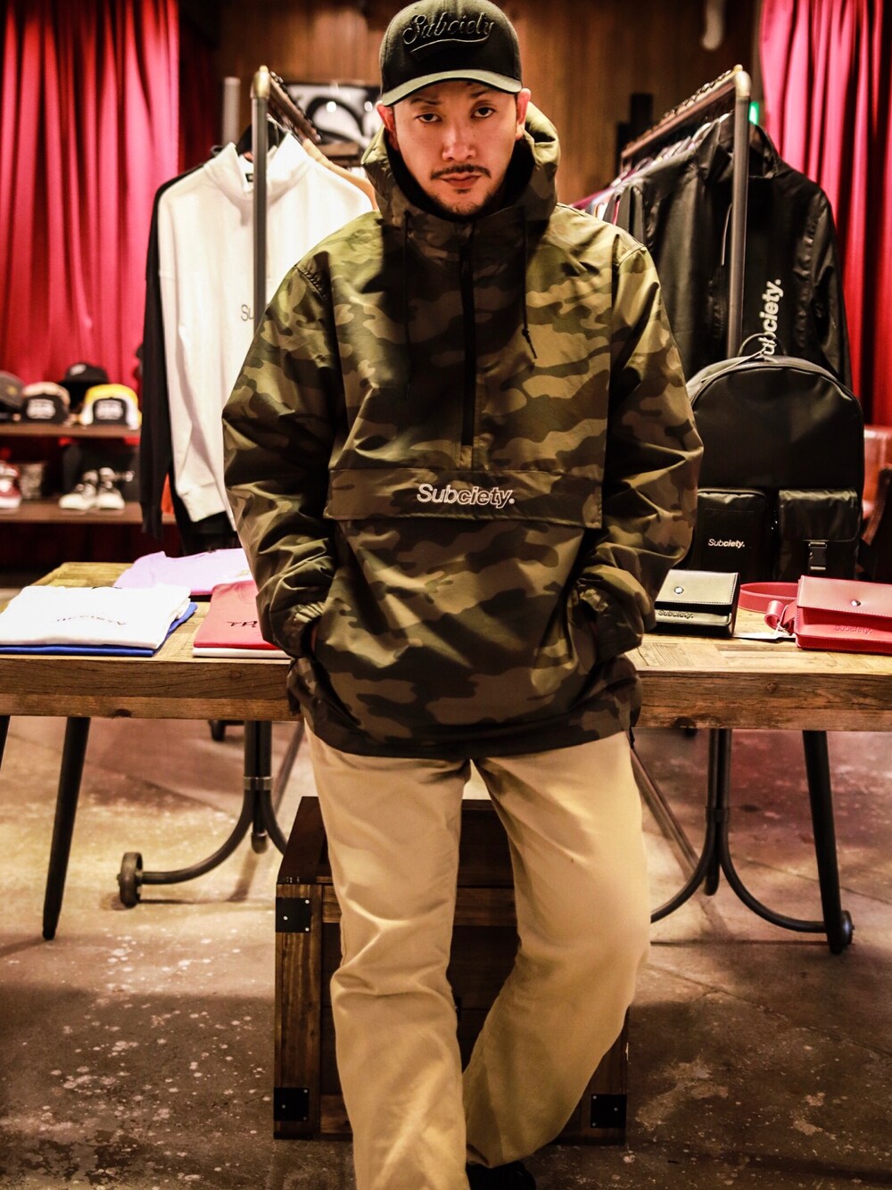 「アノラックパーカー、アノラック、チノパン、アウトドアスタイル、アウトドアミックス、ストリートMIX、スポーツミックス、Subciety」｜「SubcietyのNYLON ANORAK　JKT（ナイロンジャケット、その他）」を使った、Mt'（ミット）さん（メンズ・178cm）の春コーディネートの1枚目の写真