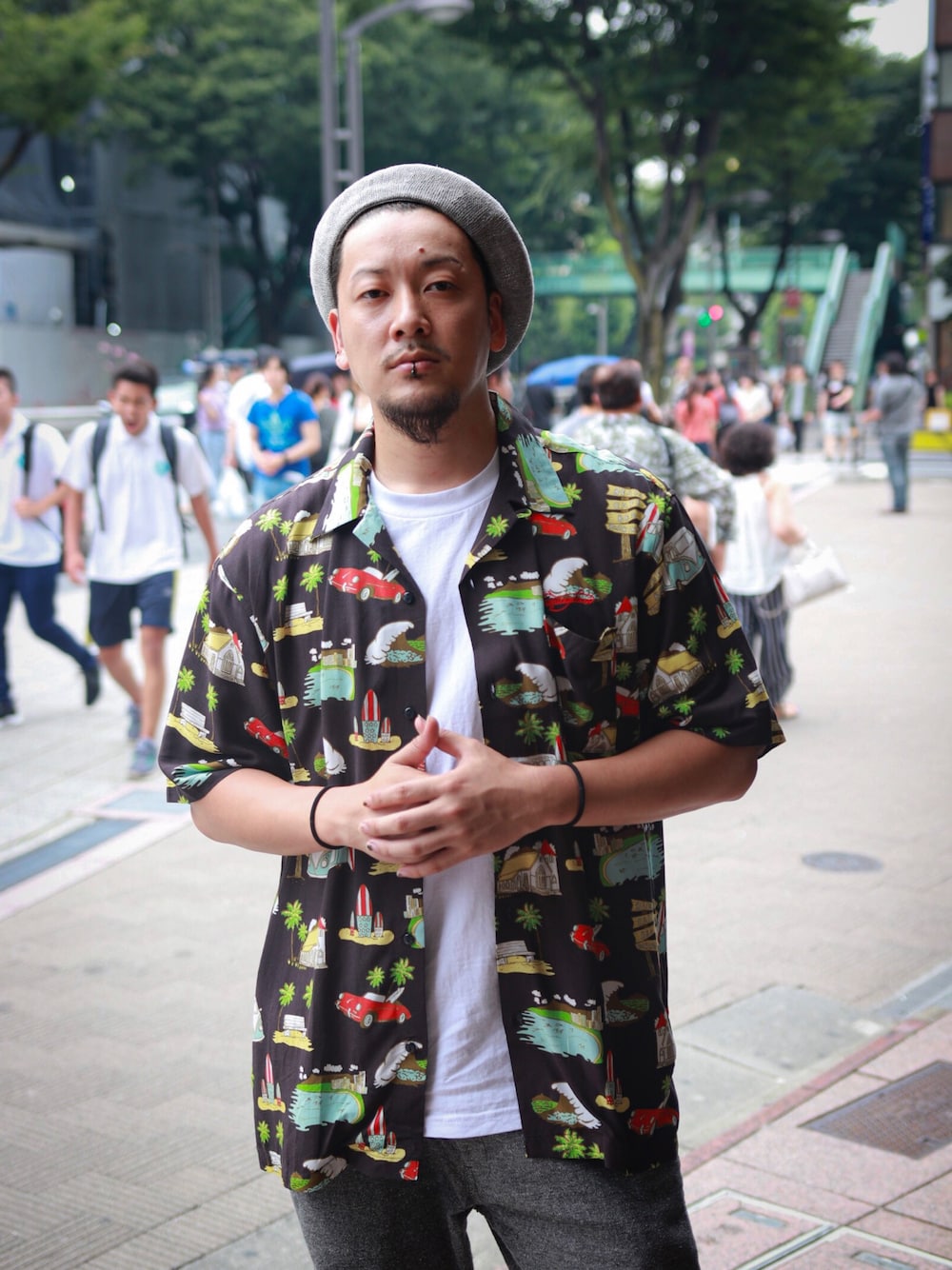 ブラック系のシャツ/ブラウス、グレー系のハンチング/ベレー帽を着用したメンズの夏コーディネートの1枚目の写真