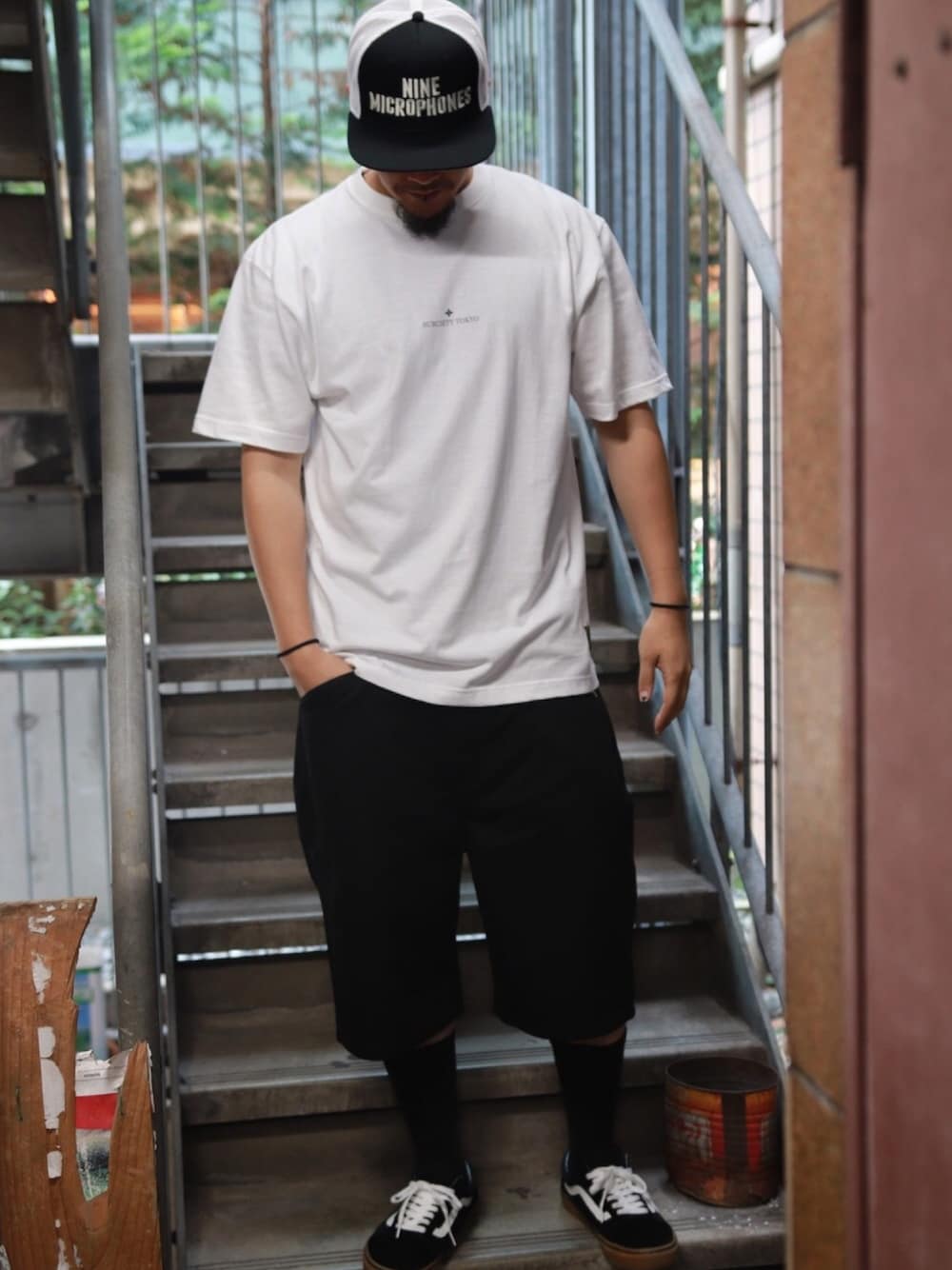 ホワイト系のTシャツ/カットソー、ブラック系のその他パンツ、ブラック系のスニーカーを着用したメンズの夏コーディネートの1枚目の写真