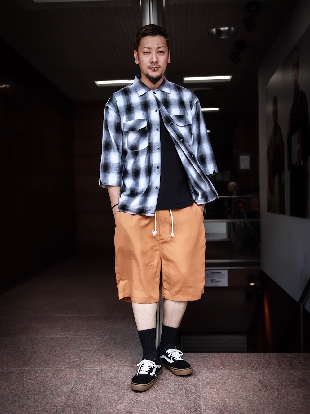 ブラック系のシャツ/ブラウス、オレンジ系のその他パンツ、ブラック系のスニーカーを着用したメンズの夏コーディネートの1枚目の写真