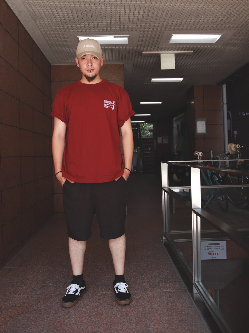 ホワイト系のTシャツ/カットソー、ブラック系のその他パンツ、ブラック系のスニーカーを着用したメンズの夏コーディネートの1枚目の写真