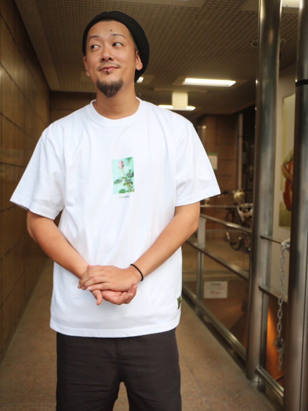 ホワイト系のTシャツ/カットソー、ブラック系のその他パンツ、ブラック系のハンチング/ベレー帽を着用したメンズの夏コーディネートの1枚目の写真