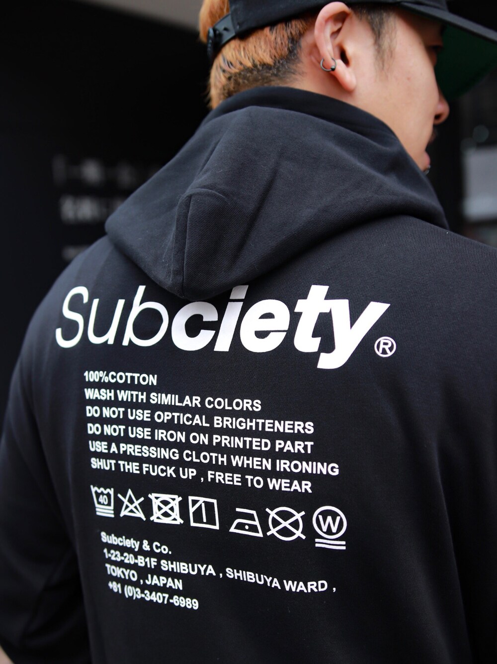 ブラック系のパーカーを着用したメンズの秋コーディネートの1枚目の写真