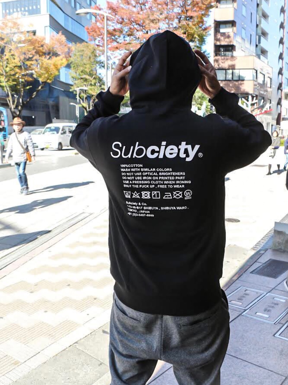 ブラック系のパーカーを着用したメンズの秋コーディネートの1枚目の写真