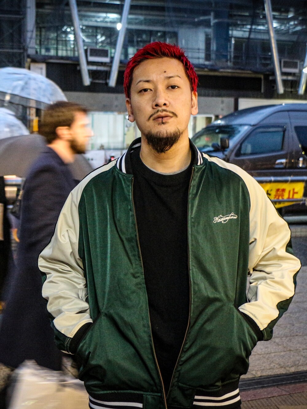 レッド系のスカジャンを着用したメンズの冬コーディネートの1枚目の写真