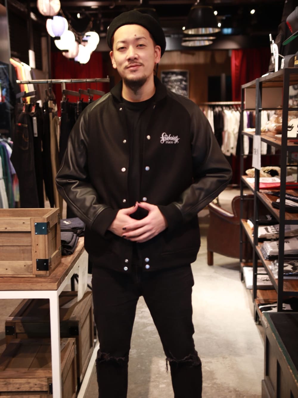 ブラック系のスタジャン、ブラック系のデニムパンツ、ブラック系のハンチング/ベレー帽を着用したメンズの冬コーディネートの1枚目の写真