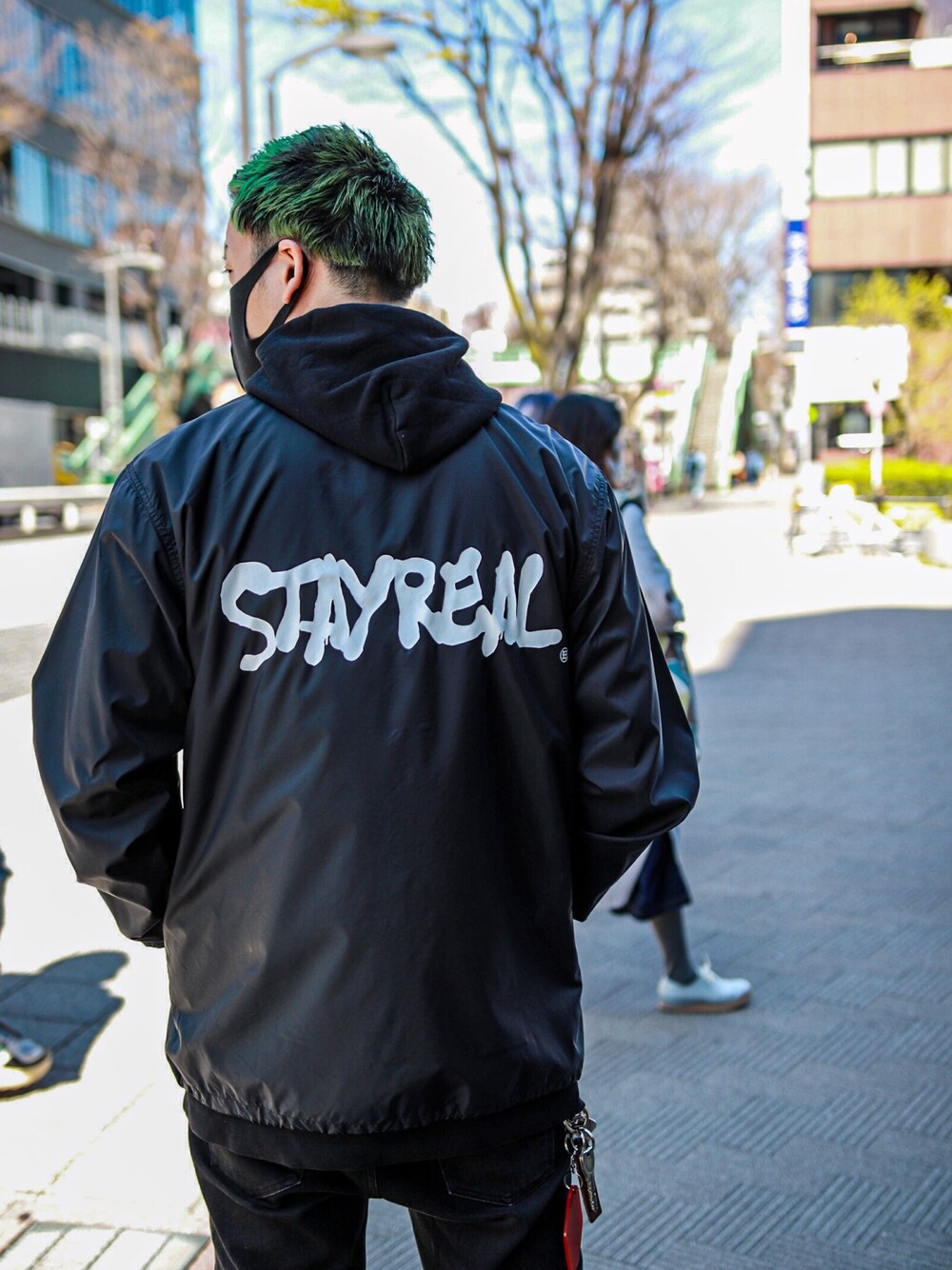 ブラック系のナイロンジャケットを着用したメンズの春コーディネートの1枚目の写真