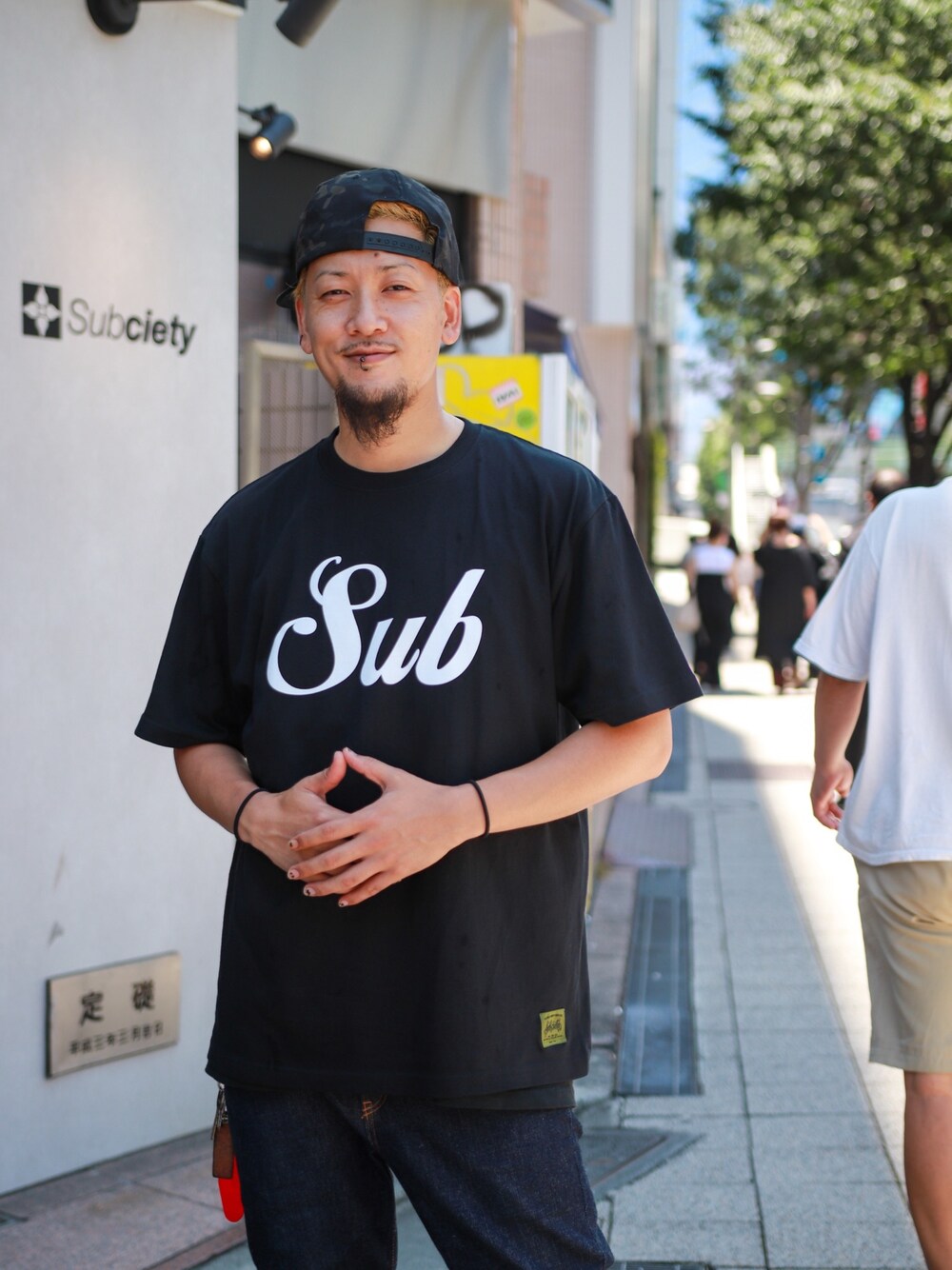 ブラック系のTシャツ/カットソー、その他のキャップを着用したメンズの夏コーディネートの1枚目の写真