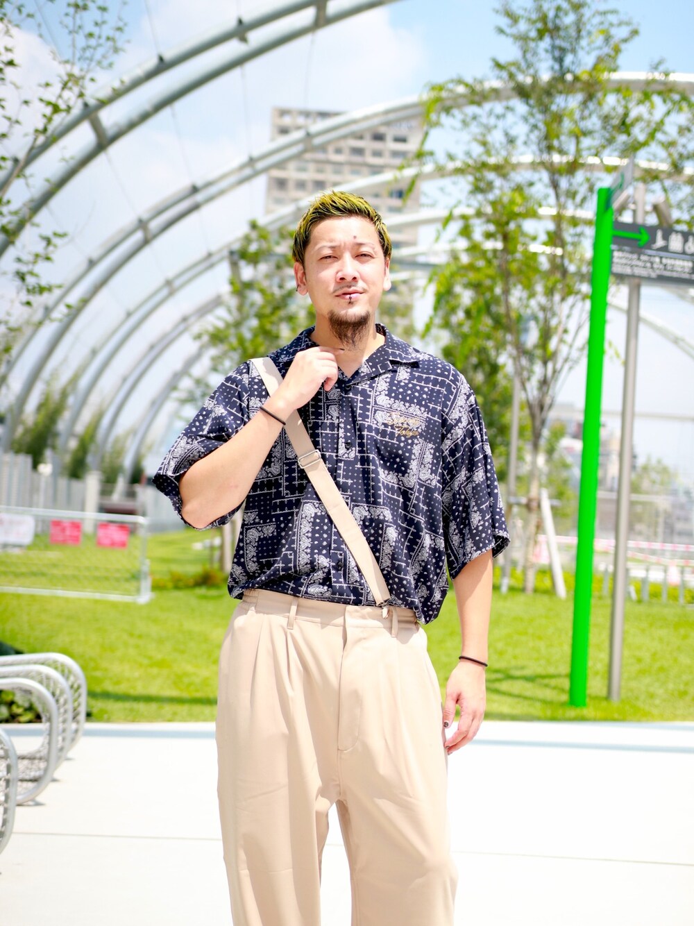 ブルー系のシャツ/ブラウス、ベージュ系のスラックスを着用したメンズの夏コーディネートの1枚目の写真