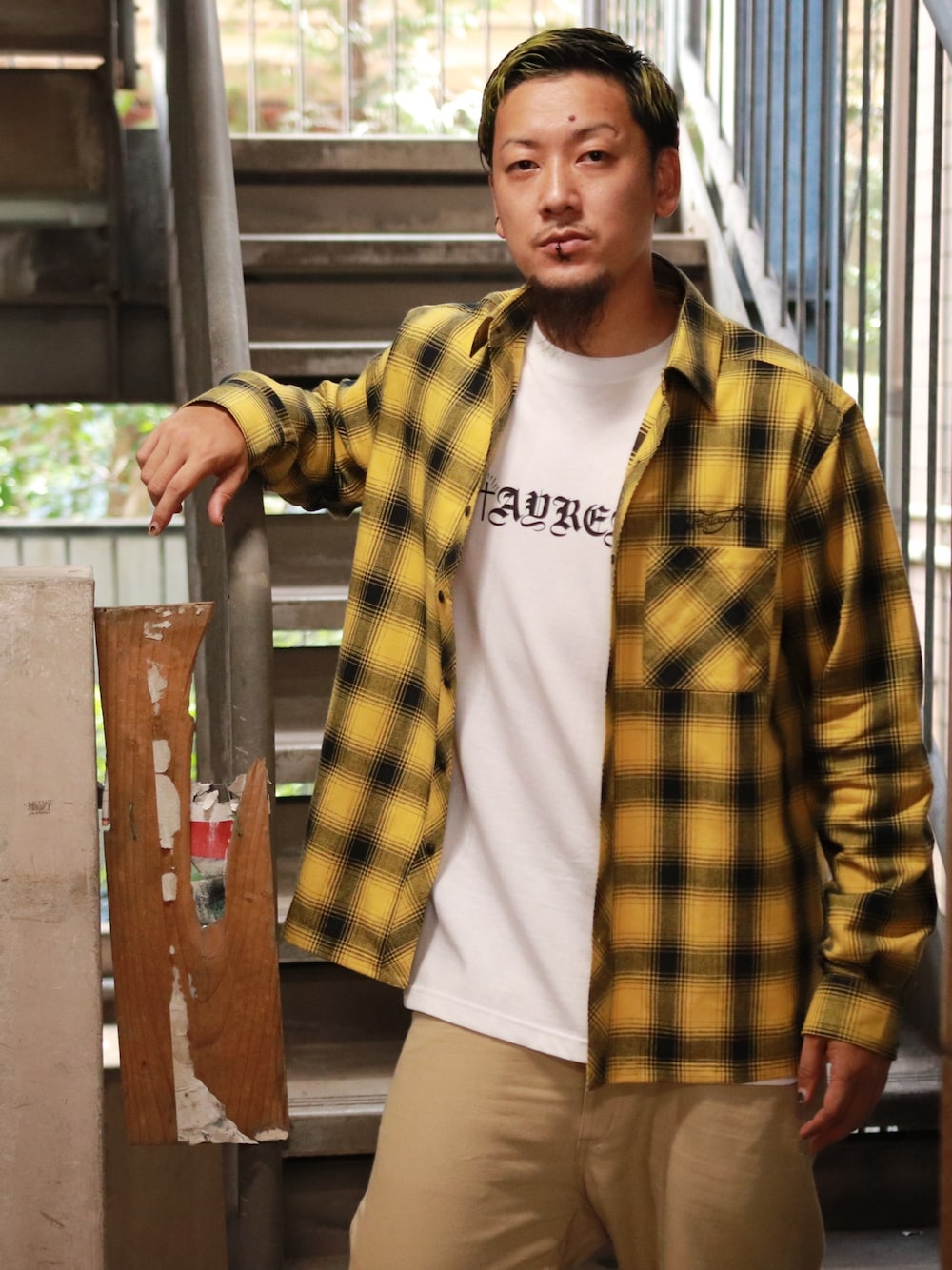 ホワイト系のTシャツ/カットソー、イエロー系のシャツ/ブラウスを着用したメンズの夏コーディネートの1枚目の写真