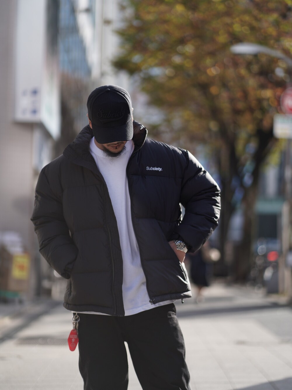 ブラック系のダウンジャケット/コート、ブラック系のキャップを着用したメンズの冬コーディネートの1枚目の写真