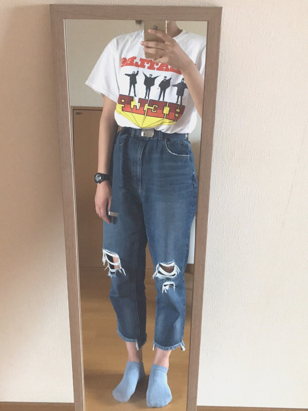 「The Beatles、UT、ガチャベルト、カットオフデニム」｜「GUのアイテム（デニムパンツ、ブルー系）」を使った、ひかるさん（レディース・162cm）の夏コーディネートの1枚目の写真