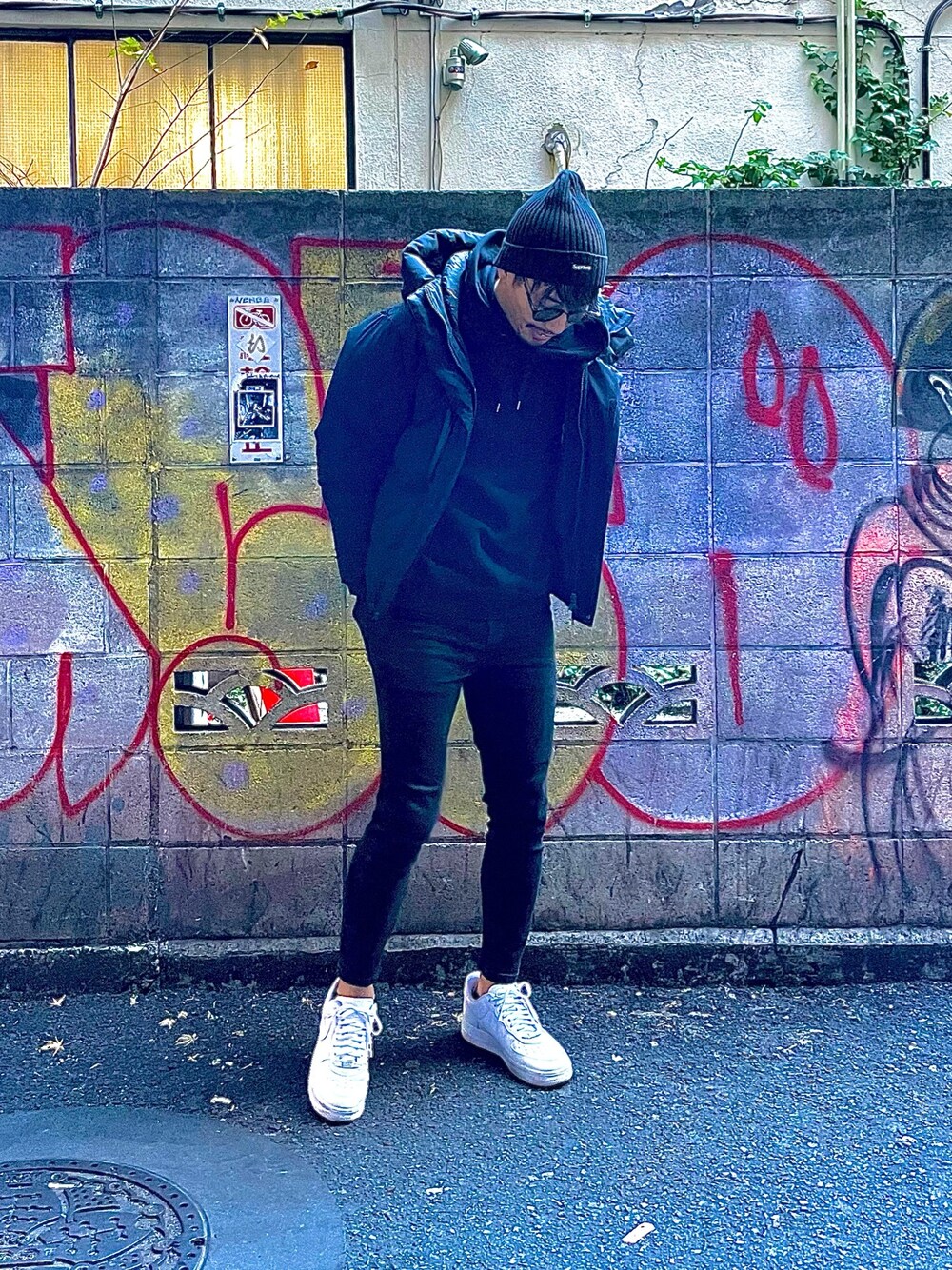 「おしゃれさんと繋がりたい、休日コーデ、今日のコーデ、冬コーデ、シンプル、ZARA、スニーカー、ラフ、ノースフェイス、ブラック」｜「Supreme のアイテム（ニットキャップ/ビーニー、ブラック系）」を使った、まんさん（メンズ・174cm）の冬コーディネートの1枚目の写真