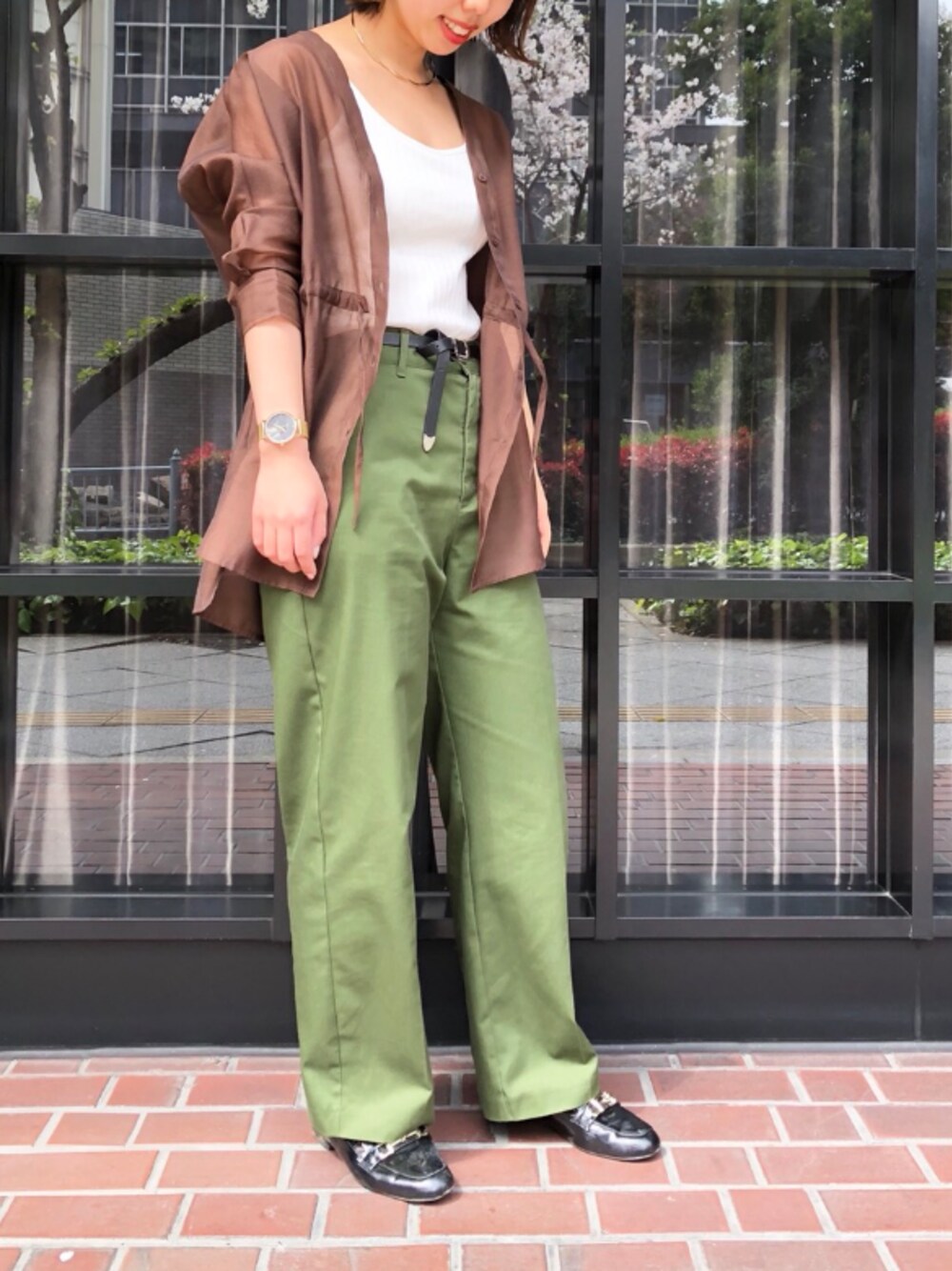 「春コーデ、おうちファッション、おうちこーで、オトナカジュアル、ワイドパンツ、カジュアルコーデ、透け感、透け感ブラウス、キャミソール、ブラウン」｜「VISのテーパードチノパンツ（チノパンツ、グリーン系）」を使った、yunomiさん（レディース・160cm）の春コーディネートの1枚目の写真