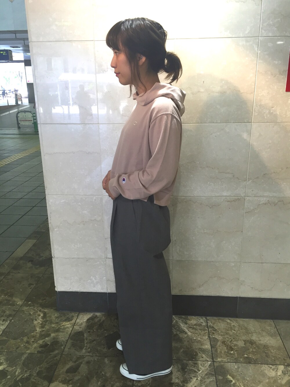 「earth music&ecologyのアイテム（パーカー、ピンク系）」を使った、mariさん（レディース・162cm）の秋コーディネートの1枚目の写真