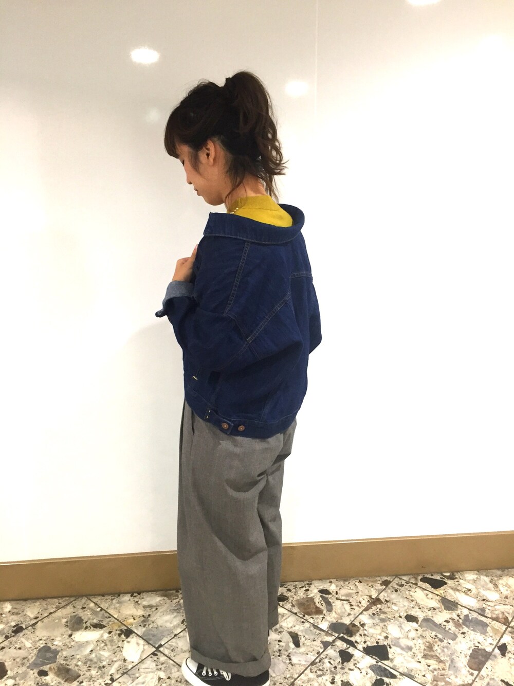 「デニムジャケット、カジュアル、ママコーデ、ママファッション、秋色、ラクチンコーデ、きれいめカジュアル、アースミュージック＆エコロジー」｜「earth music&ecologyの【鈴木京香さんCM着用】USA COTTONデニム BIG Gジャン（デニムジャケット、ブルー系）」を使った、mariさん（レディース・162cm）の秋コーディネートの1枚目の写真