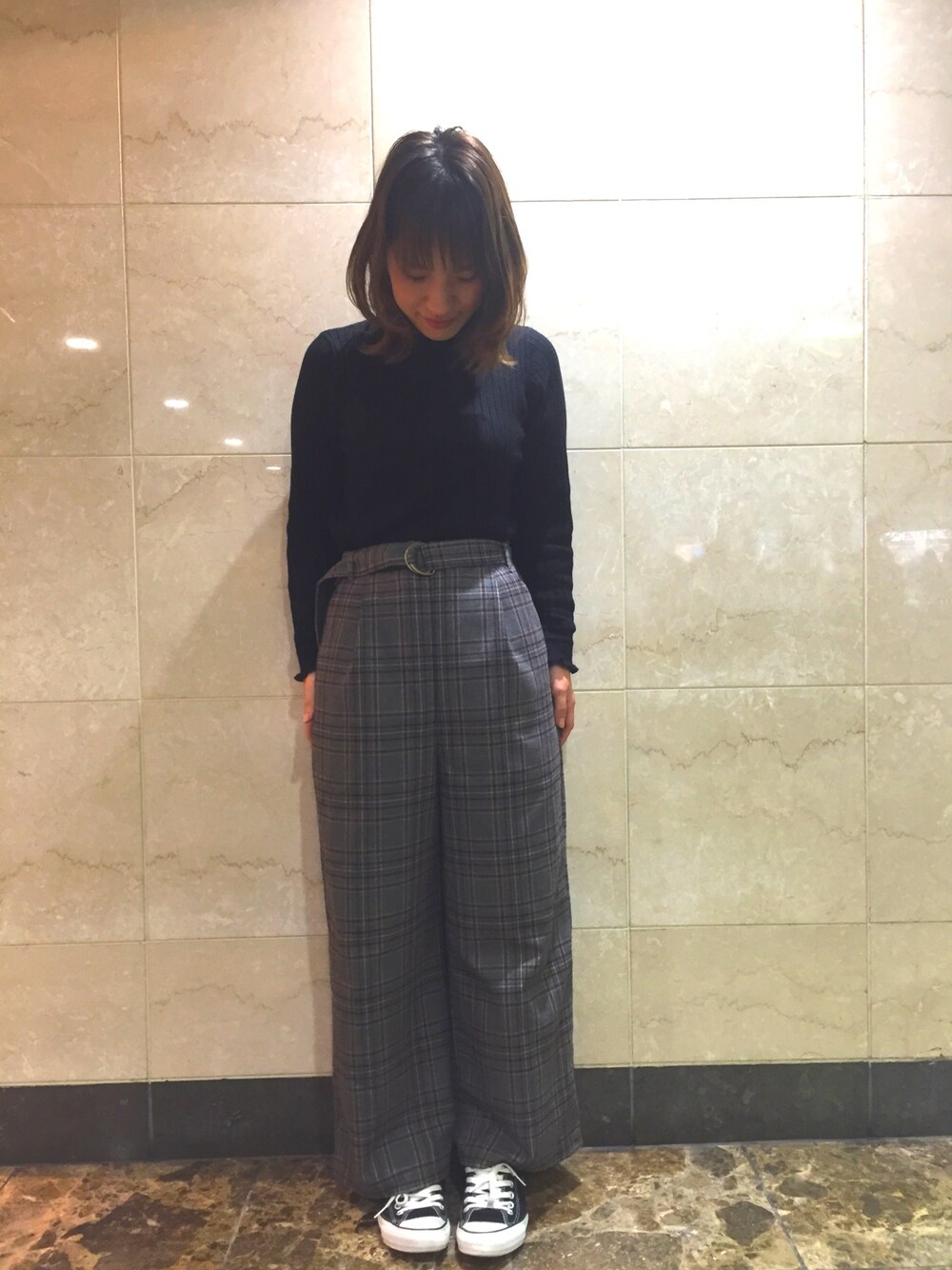 「大人カジュアル、ワイドパンツ、シンプルコーデ」｜「earth music&ecologyのアイテム（パンツ、グレー系）」を使った、mariさん（レディース・162cm）の秋コーディネートの1枚目の写真