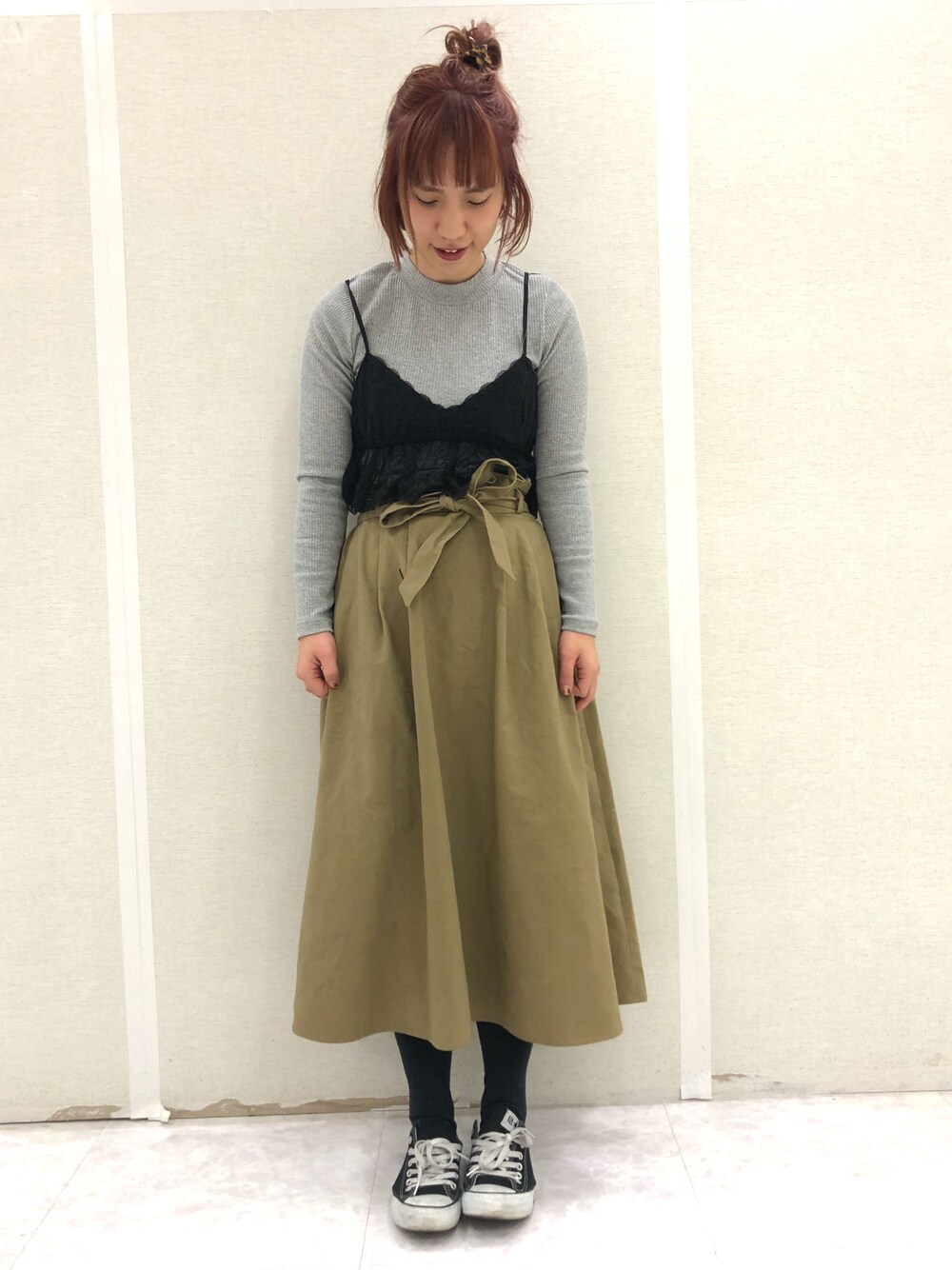 「大人カジュアル、チノスカート、コンバース、シンプル、ママコーデ」｜「earth music&ecologyのハイウエストタックフレアースカート（スカート、ベージュ系）」を使った、mariさん（レディース・162cm）の冬コーディネートの1枚目の写真
