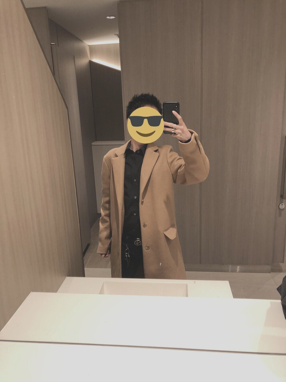 「おしゃれさんと繋がりたい、ロングコート、銀座シックス」｜「BURBERRYのアイテム（シャツ/ブラウス、ブラック系）」を使った、まえじまさん（メンズ・165cm）の冬コーディネートの1枚目の写真