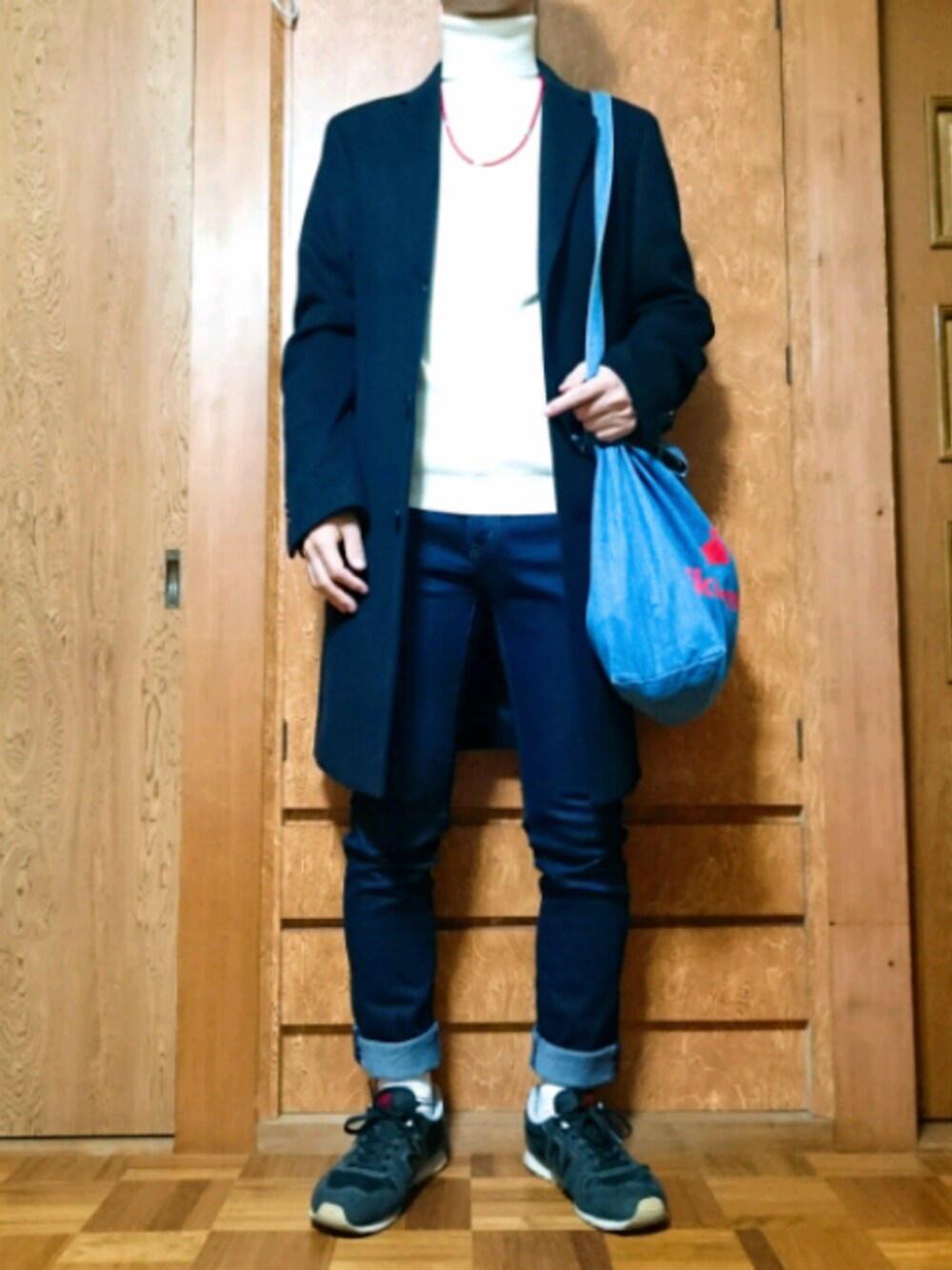 ホワイト系のニット/セーター、ブルー系のチェスターコート、ブルー系のトートバッグを着用したメンズの冬コーディネートの1枚目の写真