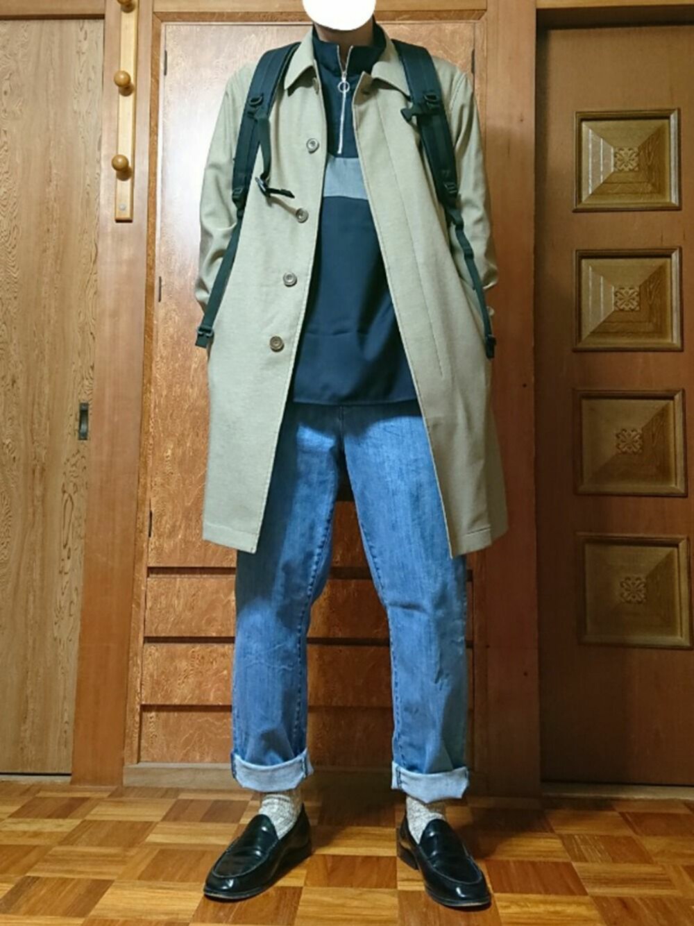 「秋のコーデ、ステンカラーコート、ハーフジップシャツ、デニムトラウザー、ローファー、JOURNAL STANDARD relume、RAGEBLUE、GLOBAL WORK、HIGH SIERRA、tk.TAKEO KIKUCHI」｜「High SierraのHigh Sierra FRESNO / ハイシェラ フレズノ（バックパック/リュック、ブラック系）」を使った、ざんさん（メンズ・172cm）の秋コーディネートの1枚目の写真