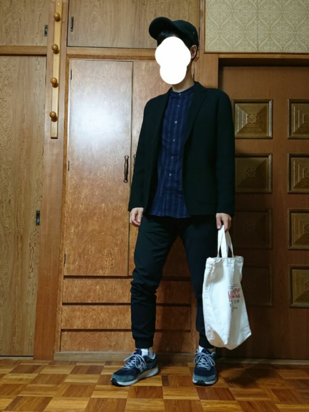 「着回しコーデ、差し色(白)、ジェットキャップ、トートバッグ、スニーカー、GU、niko and ...、GLOBAL WORK、New Balance、UNIQLO」｜「GUのフランネルスタンドカラーシャツ(長袖)(ストライプ)（シャツ/ブラウス、ブルー系）」を使った、ざんさん（メンズ・172cm）の冬コーディネートの1枚目の写真
