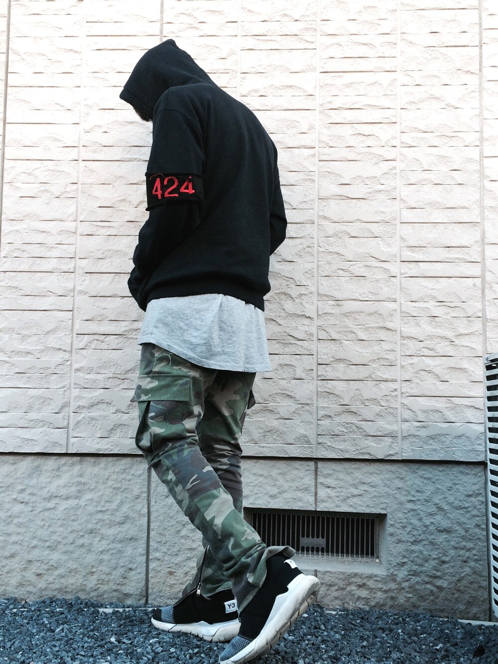 「Y-3、424、outfit、ootd、QASA、カモフラ、黒、パーカー、レイヤードスタイル、スニーカー」｜「GILDANのアイテム（パーカー、ブラック系）」を使った、YUKIさん（メンズ・165cm）の冬コーディネートの1枚目の写真