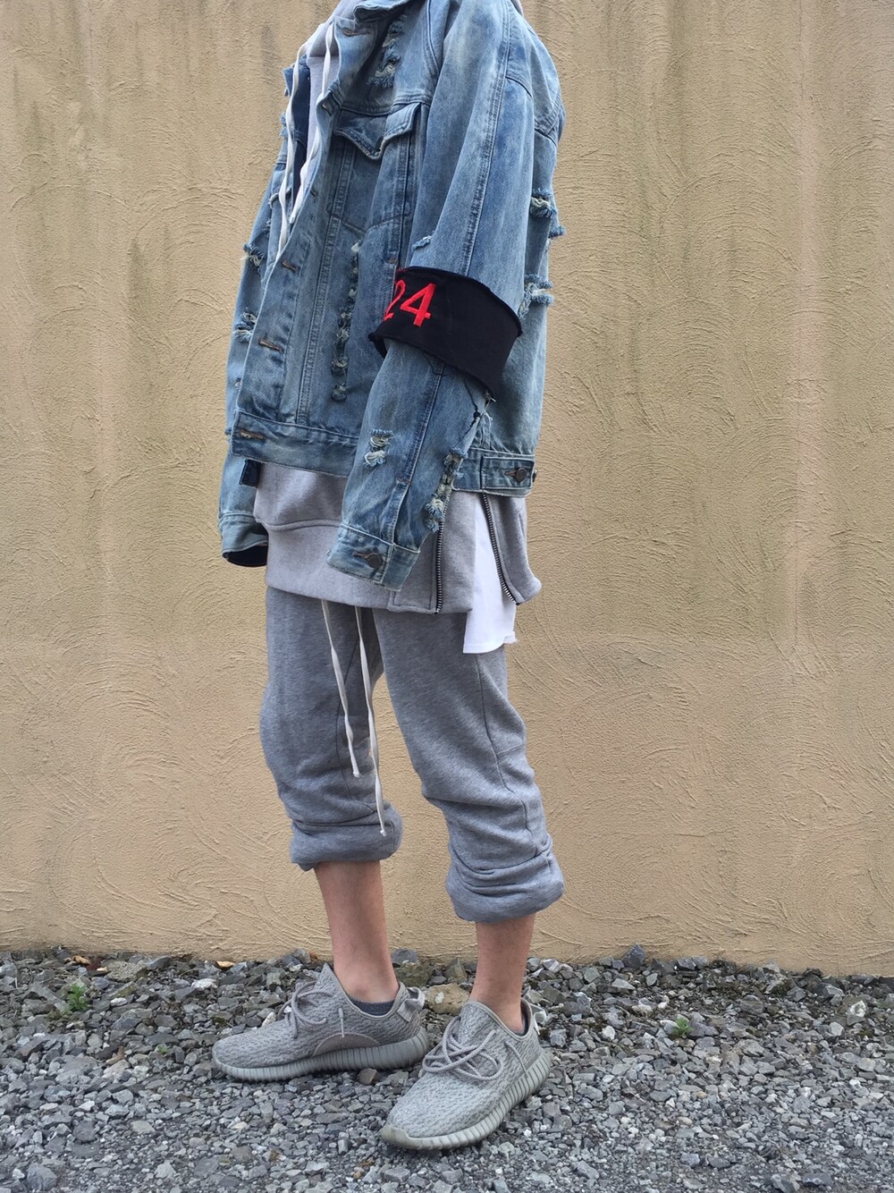 「シンプル、ラフ、ロールアップ、春コーデ、グレー、fog、424、yeezy、adidas、デニムジャケット」｜「fogのアイテム（タンクトップ、ホワイト系）」を使った、YUKIさん（メンズ・165cm）の春コーディネートの1枚目の写真