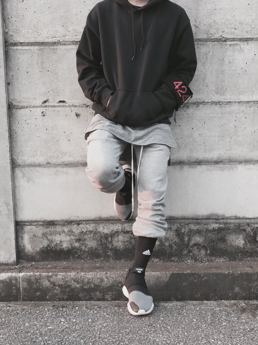「シンプル、outfit、ロールアップ、424、fog、adidas、Y-3、yohjiyamamoto、レイヤードスタイル、黒」｜「GILDANのアイテム（パーカー、ブラック系）」を使った、YUKIさん（メンズ・165cm）の春コーディネートの1枚目の写真