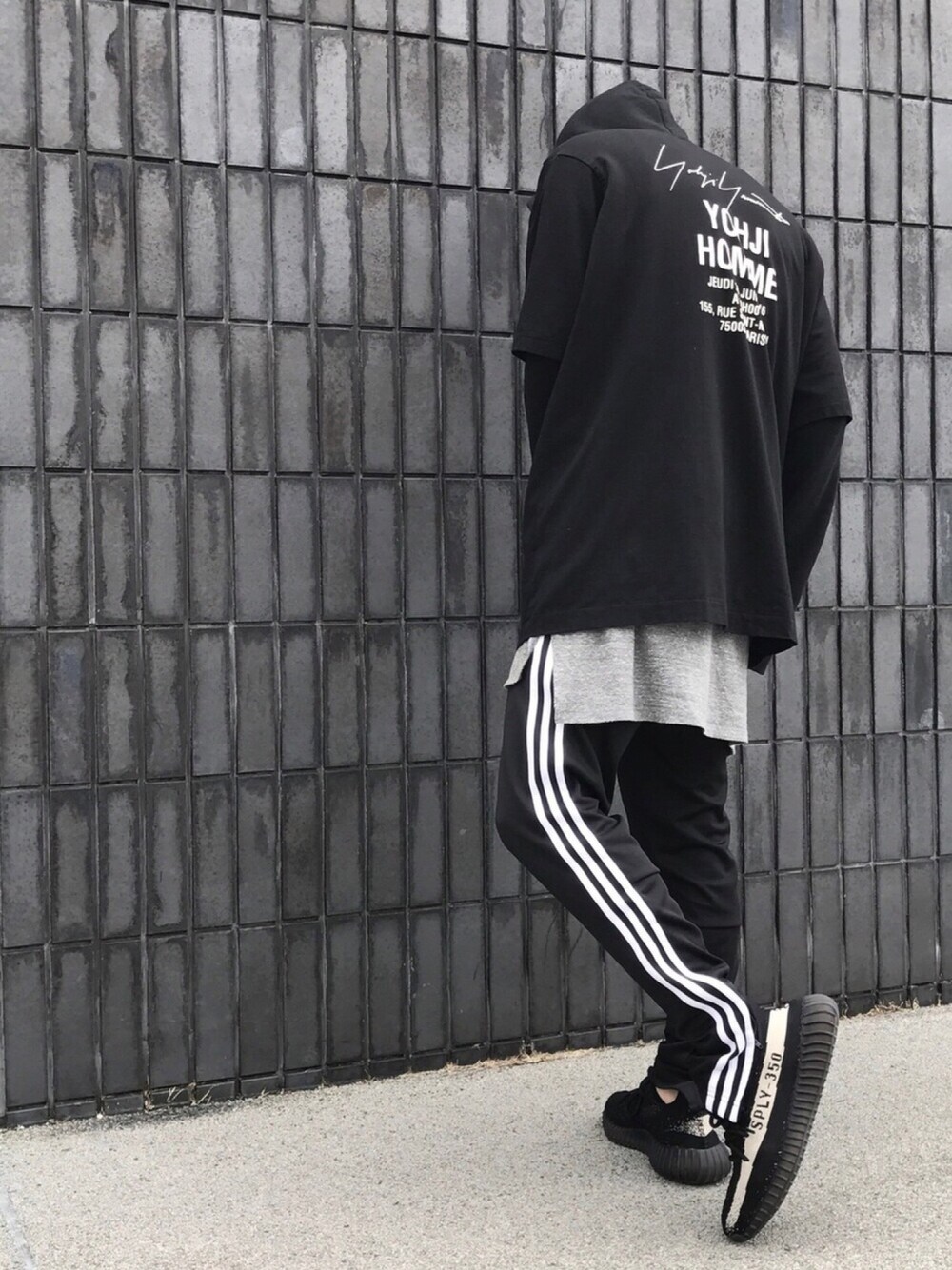 「シンプルコーデ、adidas、カジュアル、yeezy、yohjiyamamoto、fog、fear of god、black、outfit、ootd」｜「Yohji Yamamotoのアイテム（Tシャツ/カットソー、ブラック系）」を使った、YUKIさん（メンズ・165cm）の春コーディネートの1枚目の写真