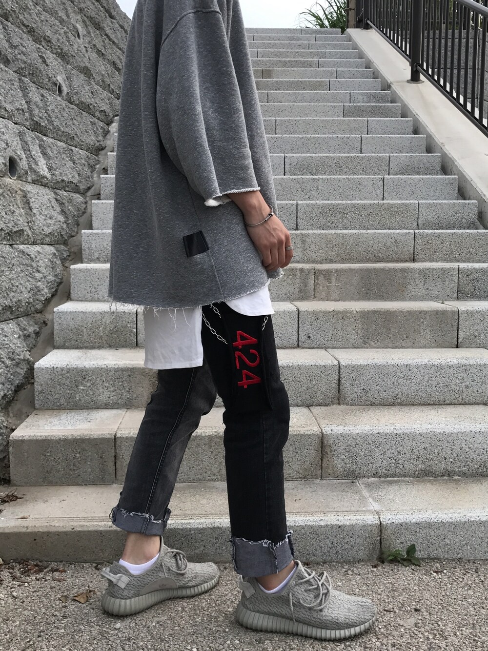 「休日スタイル、シンプルコーデ、fear of god、424、fog、Nens、yeezyboost、ootd、outfit、レイヤードスタイル」｜「Fear of Godのアイテム（Tシャツ/カットソー、ホワイト系）」を使った、YUKIさん（メンズ・165cm）の夏コーディネートの1枚目の写真