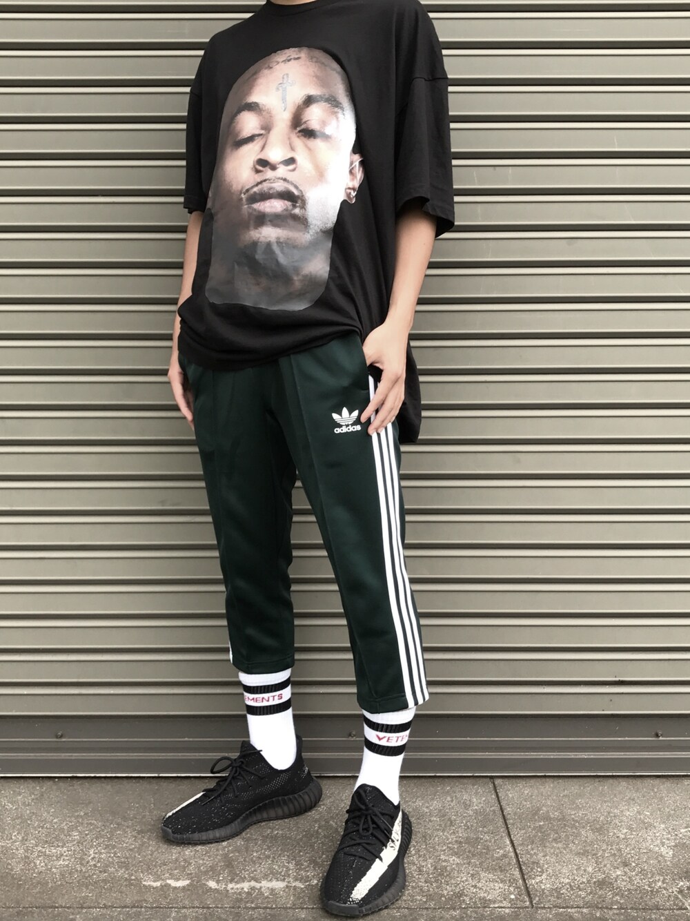 「シンプルコーデ、トラックパンツ、adidas、ihnomuhnit、vetements、yeezyboost350V2、休日スタイル」｜「ih nom uh nitのアイテム（Tシャツ/カットソー、ブラック系）」を使った、YUKIさん（メンズ・165cm）の夏コーディネートの1枚目の写真